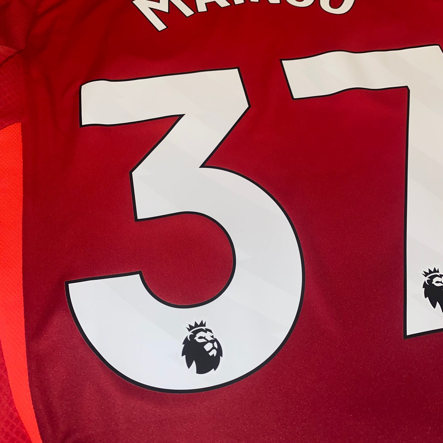 Camiseta Manchester United 24/25 Mainoo local